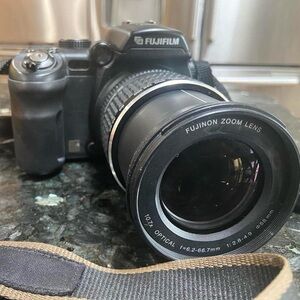 Fujifilm FinePix S9000 Black 9.0 MP Compact Digital Camera  Tested